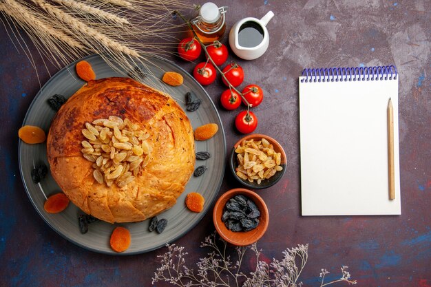 Vue de dessus shakh plov repas oriental se compose de riz cuit à l'intérieur de la pâte ronde sur fond sombre cuisine nourriture pâte riz