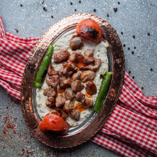 Photo gratuite vue de dessus shish kebab sous lavash avec tomate et papier