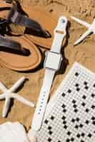 Photo gratuite vue de dessus smartwatch et sandales