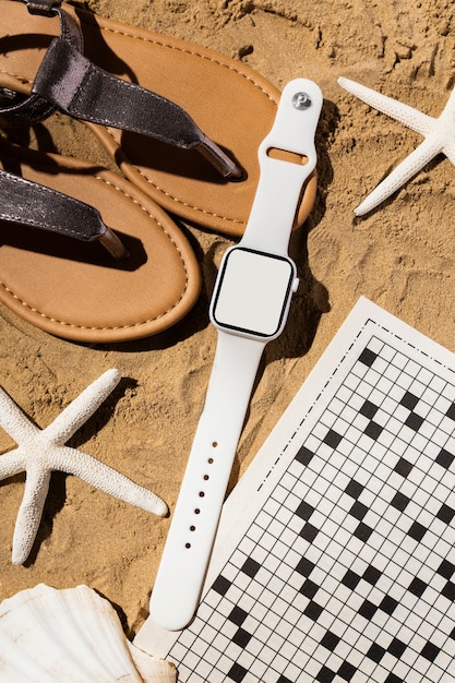 Vue de dessus smartwatch et sandales