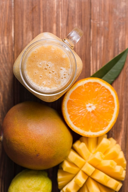 Photo gratuite vue de dessus smoothie mangue et orange