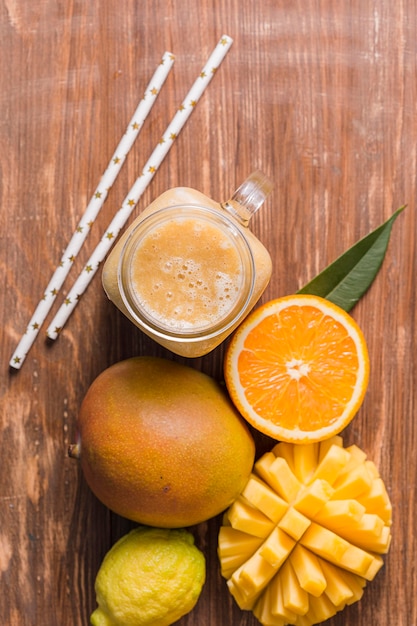 Photo gratuite vue de dessus smoothie mangue et orange