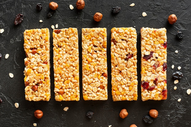 Vue de dessus des snack-bars avec des fruits secs