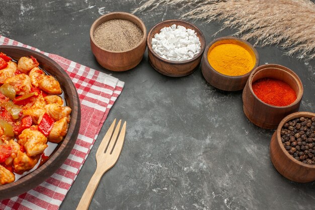 Vue de dessus de la soupe au poulet avec des ingrédients