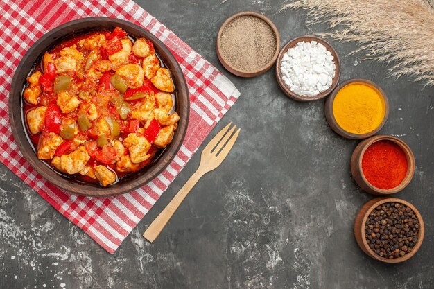 Vue de dessus de la soupe au poulet avec des ingrédients