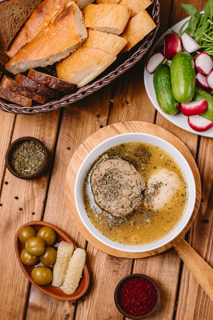 Vue de dessus de la soupe aux boulettes de viande azerbaïdjanaise kofta garnie de feuilles de menthe séchées