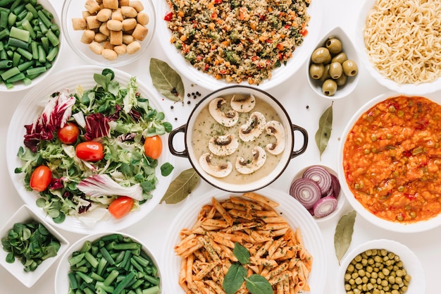 Photo gratuite vue de dessus de la soupe aux champignons et des plats