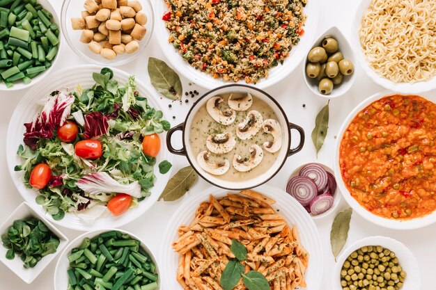 Vue de dessus de la soupe aux champignons et des plats