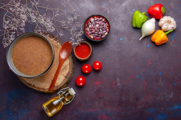 Vue de dessus soupe aux haricots bruns avec des légumes sur une surface sombre soupe de légumes repas de haricots de cuisine