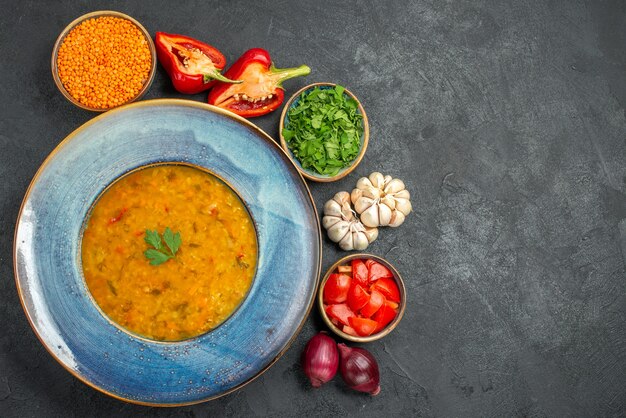 Vue de dessus de la soupe aux lentilles herbes aux lentilles épices légumes tomates oignon bol de soupe aux lentilles