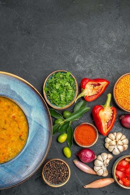 Vue de dessus de la soupe aux lentilles herbes épices légumes tomates bol de soupe aux lentilles