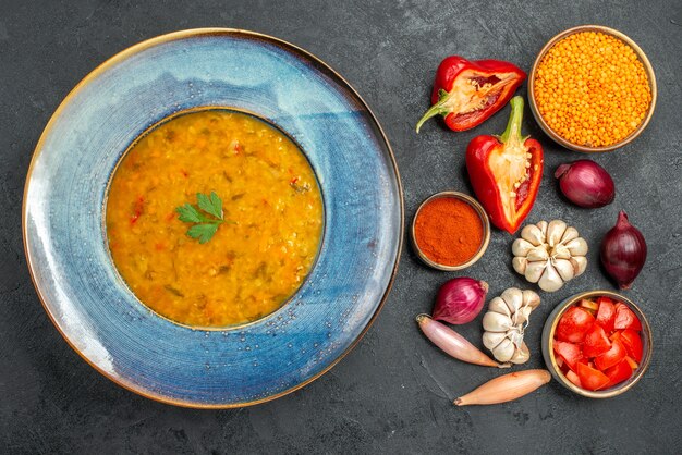 Vue de dessus soupe aux lentilles une soupe aux lentilles appétissante tomates épices poivrons ail oignon