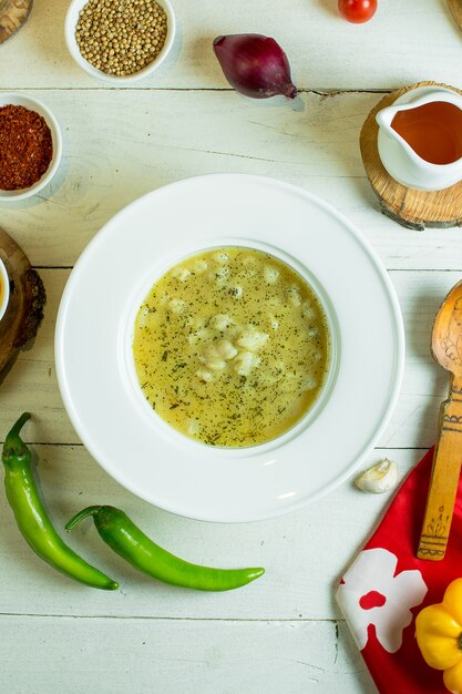 Vue de dessus de la soupe de boulettes de dushbara dans une assiette blanche