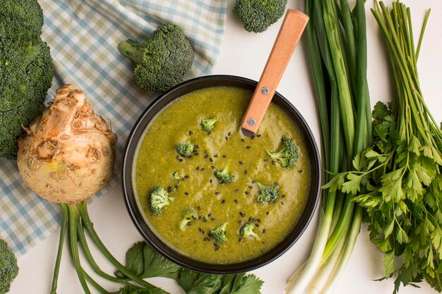 Vue de dessus de la soupe de brocoli d'hiver dans un bol avec du céleri