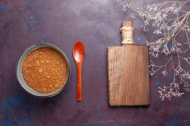 Vue de dessus soupe brune à l'intérieur de la plaque sur la surface sombre soupe de légumes repas de l'huile de cuisine alimentaire