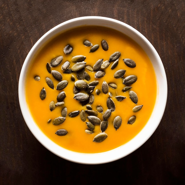 Photo gratuite vue de dessus de la soupe de courge d'automne dans un bol avec des graines