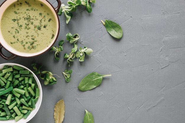 Vue de dessus de la soupe et des haricots verts avec espace copie