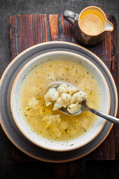 Vue de dessus de la soupe de pâte au vinaigre en plaque