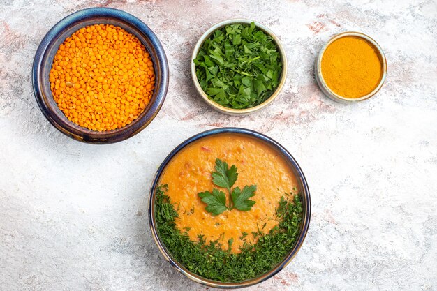 Vue de dessus soupe savoureuse avec des légumes verts sur la surface blanche repas nourriture soupe légumes