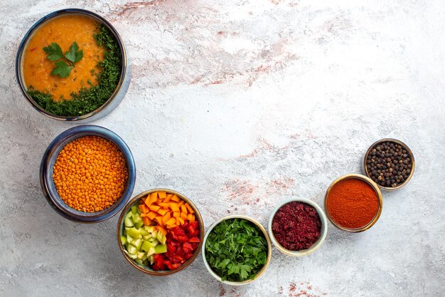 Vue de dessus soupe savoureuse soupe aux haricots cuits avec assaisonnements sur fond blanc légumes repas nourriture soupe épicée