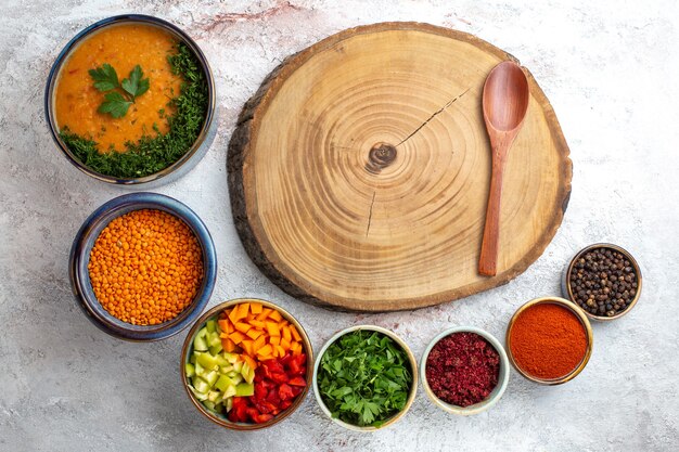 Vue de dessus soupe savoureuse soupe aux haricots cuits avec assaisonnements sur surface blanche repas de légumes nourriture soupe haricots