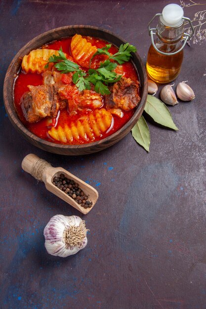 Vue de dessus soupe de viande savoureuse avec de l'huile sur fond noir