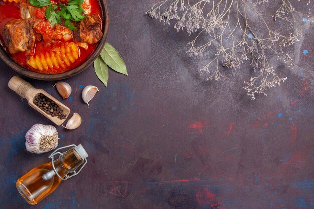 Vue de dessus soupe de viande savoureuse avec de l'huile sur fond noir