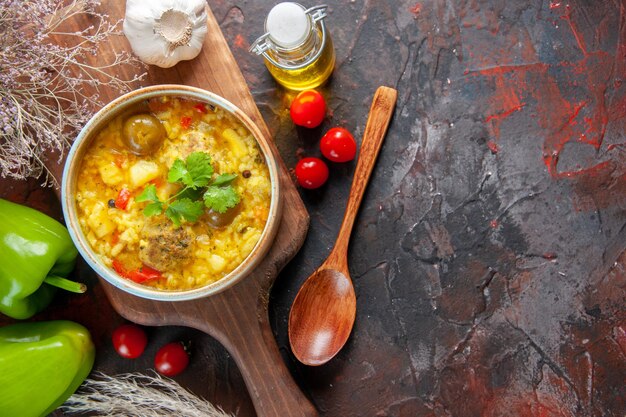 Vue de dessus soupe de viande savoureuse avec des poivrons verts fond sombre plat de légumes viande cuire nourriture cuisine repas cuisson dîner place libre