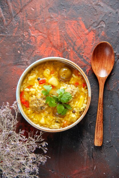 Vue de dessus soupe de viande savoureuse avec pommes de terre et riz à l'intérieur d'une petite assiette sur un plat de surface sombre dîner restaurant cuisine cuisine repas salade de nourriture