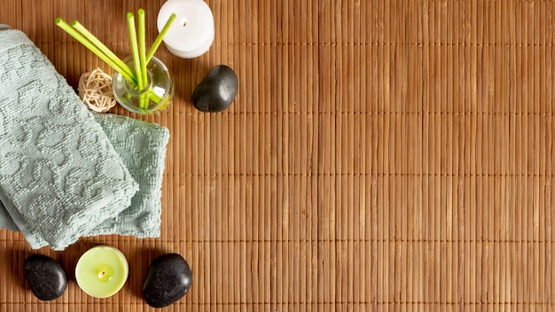 Photo gratuite vue de dessus de spa avec bâtons parfumés