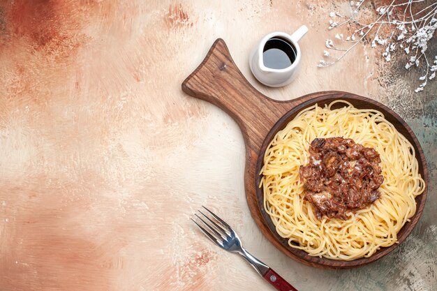 Vue de dessus des spaghettis cuits avec de la viande hachée sur un plat de bureau en bois, de la viande de pâte de pâtes