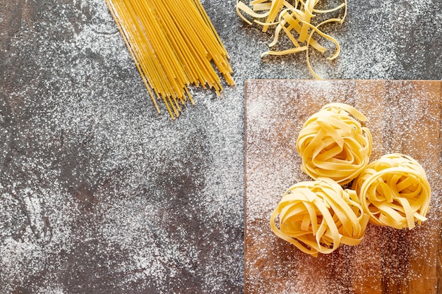 Vue de dessus des spaghettis sur fond uni