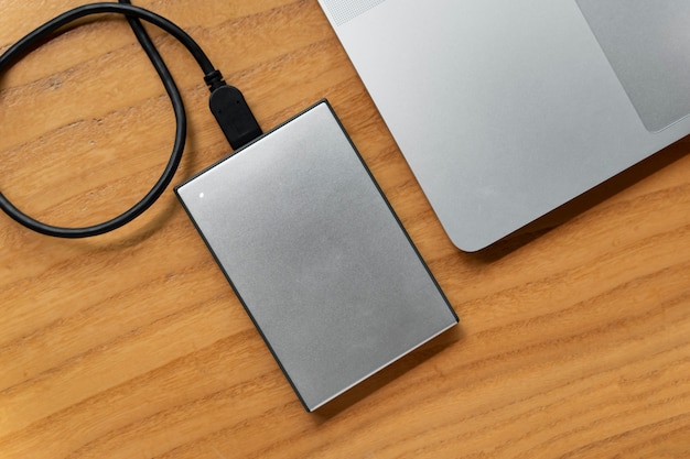 Vue de dessus ssd et ordinateur portable sur le bureau