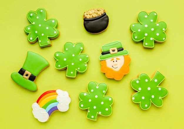 Photo gratuite vue de dessus st patrick cookies arrangement