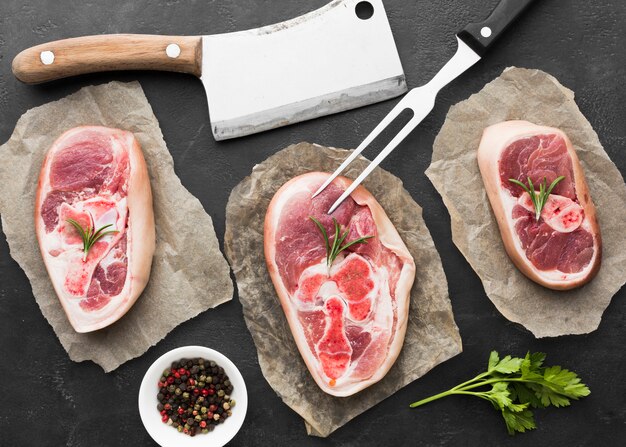 Vue de dessus des steaks frais sur la table prêts à être cuits