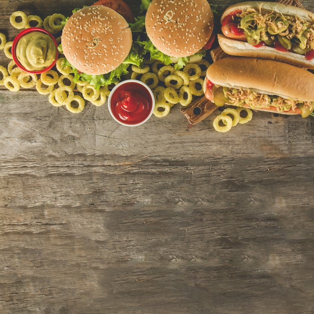 Vue de dessus de la surface en bois avec du fast food savoureux