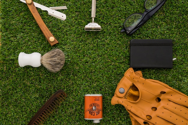 Vue de dessus de la surface de l&#39;herbe avec les objets du jour du père et l&#39;espace vide