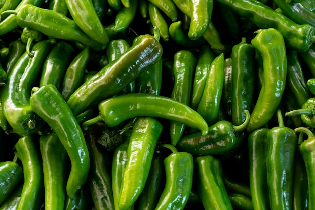 Vue de dessus de la surface des poivrons verts