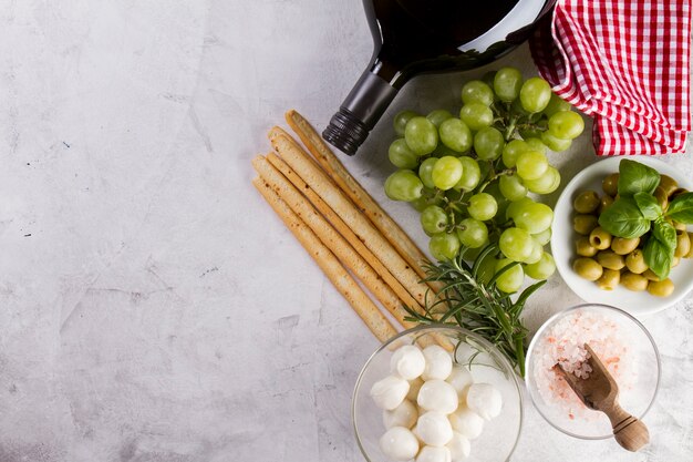 Vue de dessus de la surface avec des raisins et d&#39;autres produits