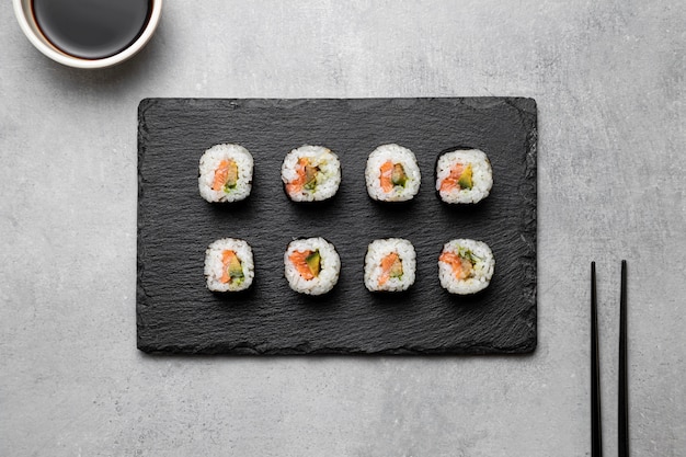 Vue de dessus sushi à bord