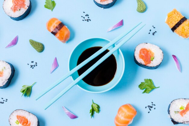 Vue de dessus des sushis frais sur table