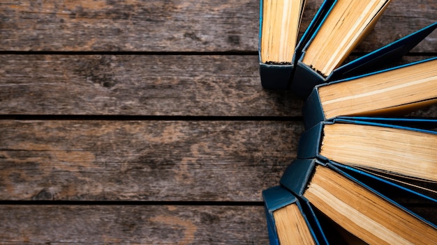 Vue de dessus de la table en bois avec des livres et de l'espace de copie