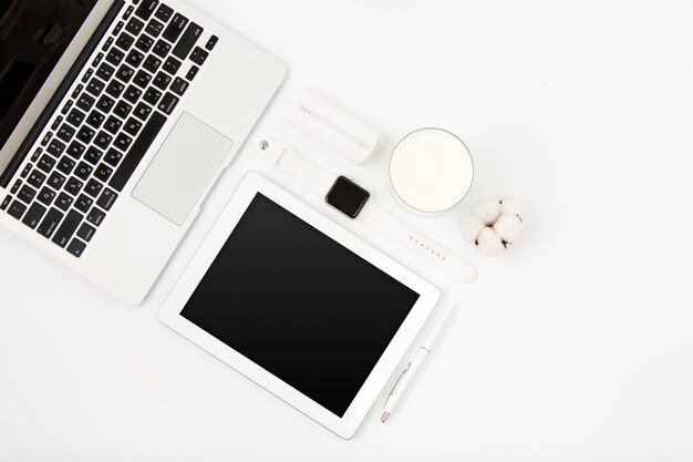 Vue de dessus de la table de bureau blanche avec ordinateur portable