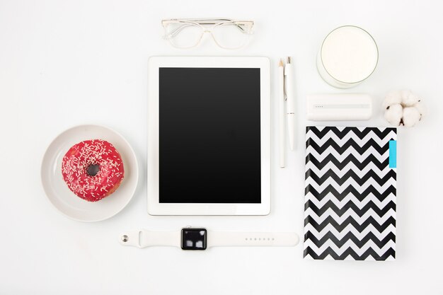 Vue de dessus de la table de bureau blanche avec ordinateur portable