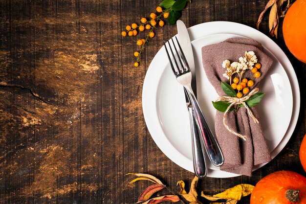 Vue de dessus de la table de dîner de Thanksgiving avec couverts et espace copie