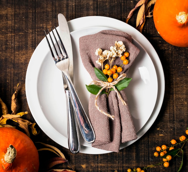 Vue de dessus de la table de dîner de Thanksgiving avec couverts