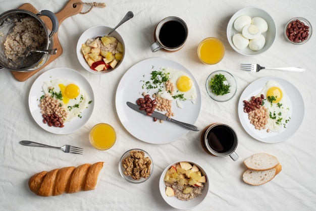 Vue de dessus sur une table pleine de différents types d'aliments