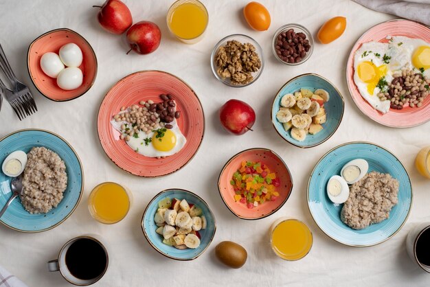 Vue de dessus sur une table pleine de différents types d'aliments