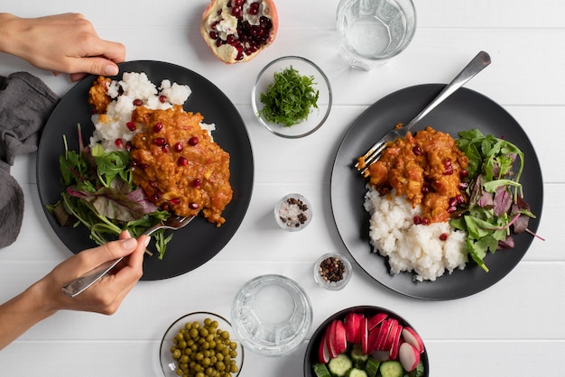 Vue de dessus sur une table pleine de différents types d'aliments