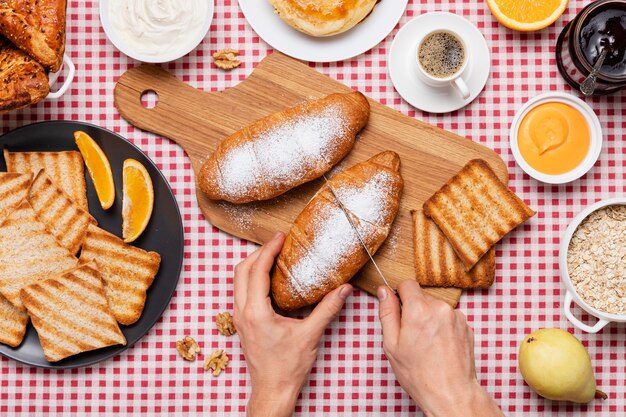 Vue de dessus sur une table pleine de nourriture